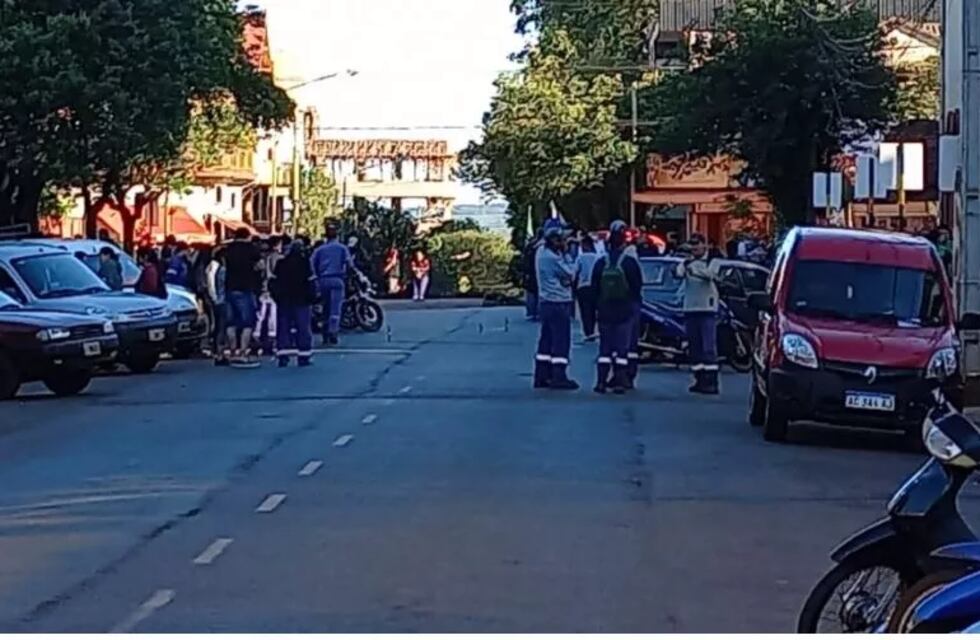 Protesta de municipales por aumento de sueldo en Oberá complica el tránsito