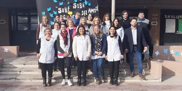 Docentes de la escuela Doctor Juan Ramón Guevara protegen a sus alumnos de las balaceras en la puerta de la institución.