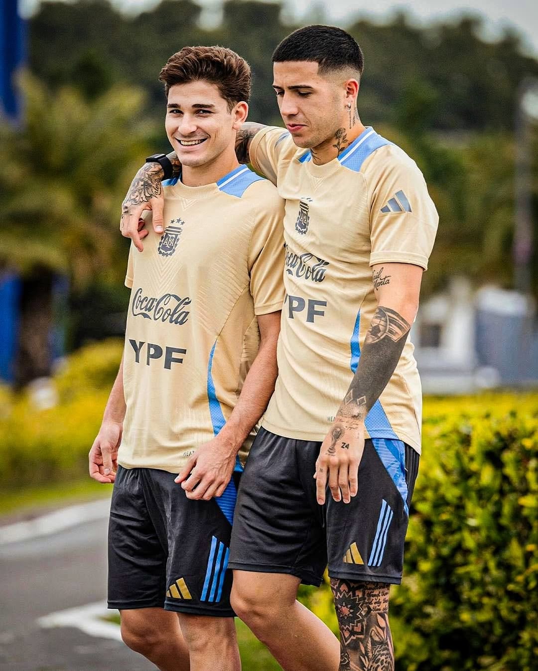 Enzo Fernández y Julián Álvarez.