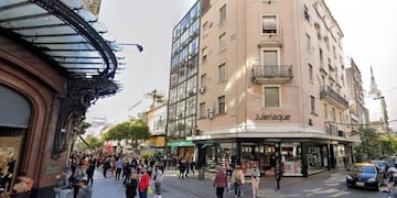 El edificio está ubicado sobre la ochava noroeste.