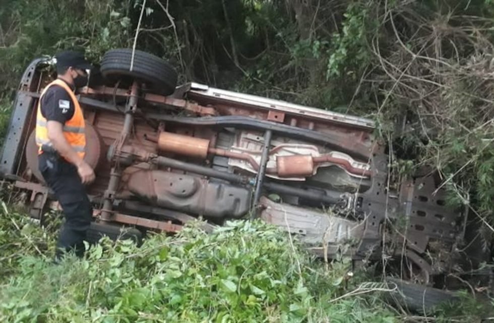 Despistaron con su camioneta en Hipólito Irigoyen: todos ebrios