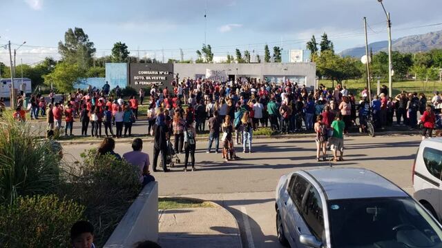 Manifestación en la Comisaría 42 de Villa de Merlo