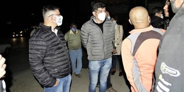 El candidato peronista Martín Llamas, en diálogo con vecinos del barrio Mariano Moreno.