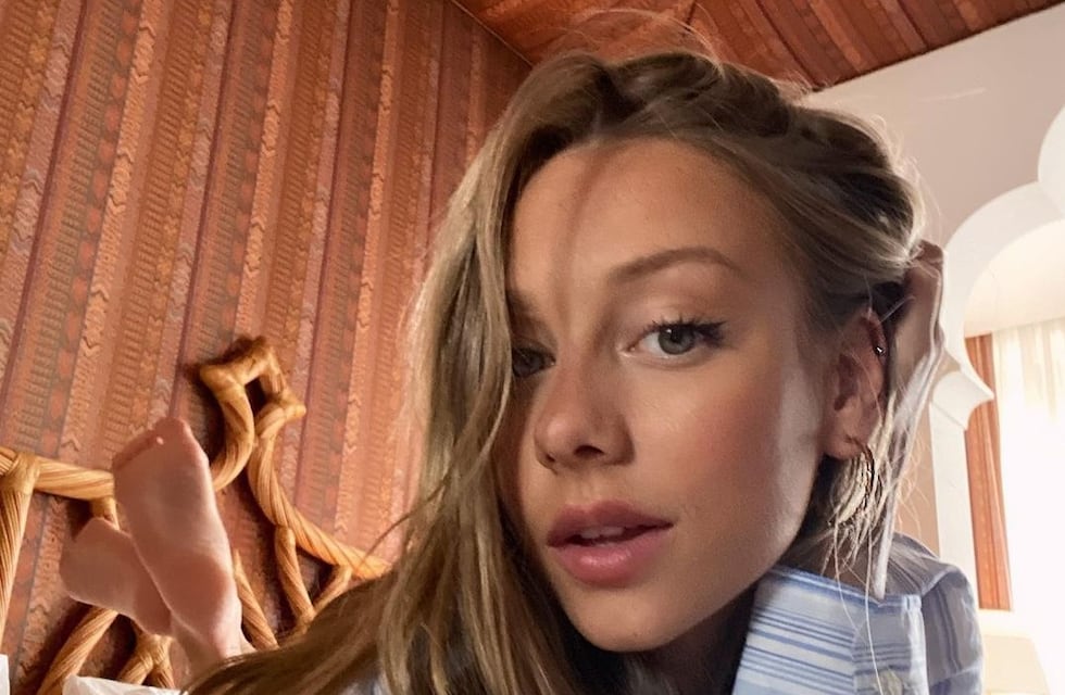 Ester Expósito se filmó frente al espejo con un top al cuerpo