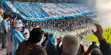 La hinchada de Nueva Italia desplegó humo celeste y un importante telón, previo al encuentro con Villa Mitre.