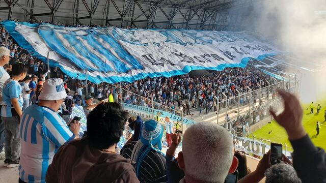 La hinchada de Nueva Italia desplegó humo celeste y un importante telón, previo al encuentro con Villa Mitre.
