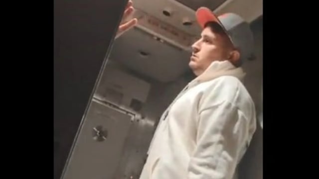 El hombre fue a hablar con la tripulación.