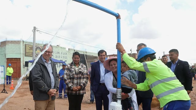 Una vecina acciona la llave de paso de una tubería, dejando simbólicamente inaugurada la red de agua potable para los barrios Santa Cecilia y Autopista, en Humahuaca.