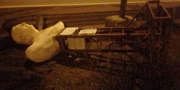 Un hombre quiso romper un monumento de Néstor Kirchner con una camioneta en Neuquén