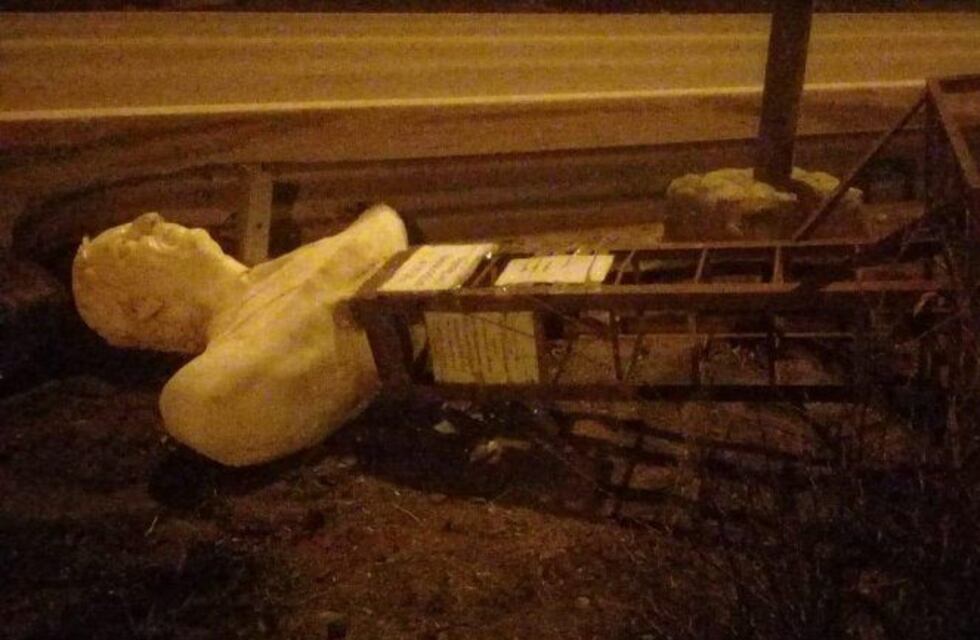 Un hombre quiso romper un monumento de Néstor Kirchner con una camioneta en Neuquén