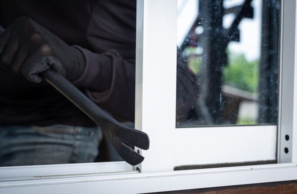 Indignante: una pareja de ancianos logró tener su propia casa prefabricada en Salta, pero se la robaron completa