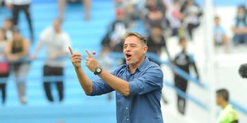 Hernan Medina DT de Racing de Cordoba en el partido en Nueva Italia contra Gimnasia CdU. Foto: Javier Ferreyra