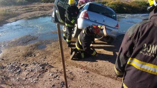 Una familia intentó esquivar un piquete en Neuquén y cayó a una laguna de aguas servidas