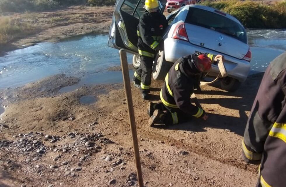 Una familia intentó esquivar un piquete en Neuquén y cayó a una laguna de aguas servidas