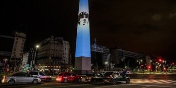 Obelisco iluminado con Maradona