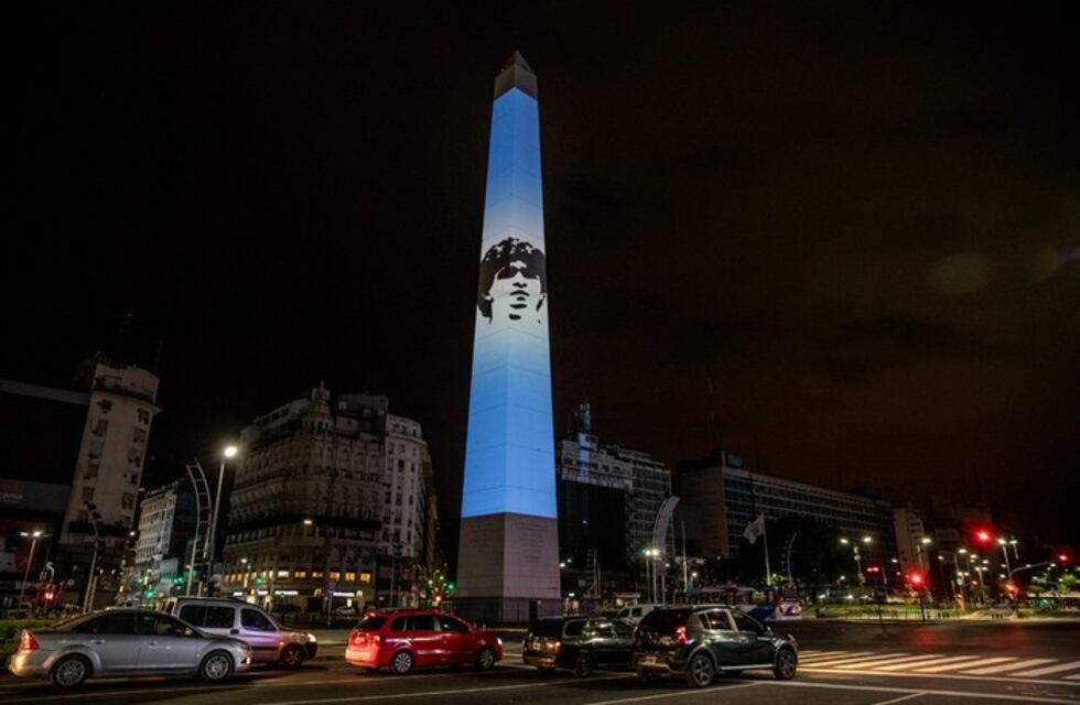 Proyectan la imagen de Diego Maradona sobre el Obelisco