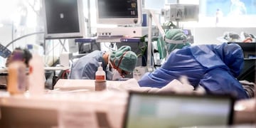 Médicos asisten a un paciente en un hospital de Brescia, Italia (AP):