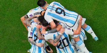 Julián Álvarez arriba de todos. Dos goles suyos para que Argentina despache a Croacia en semifinales (AP)