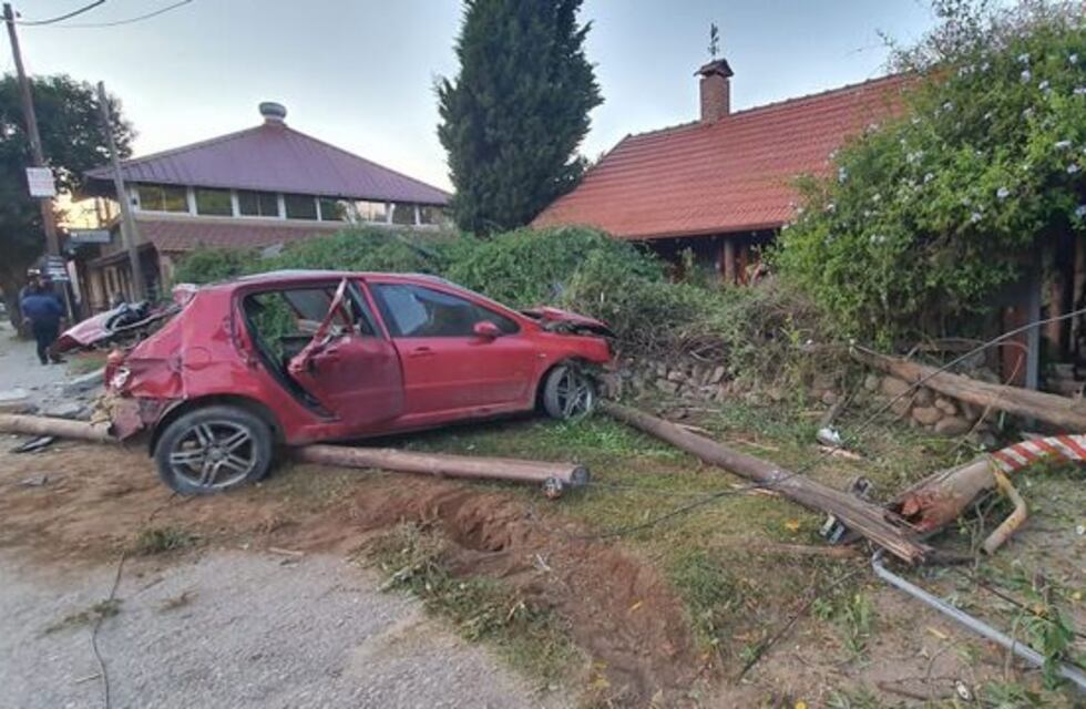 Córdoba: chocó contra dos postes y murió