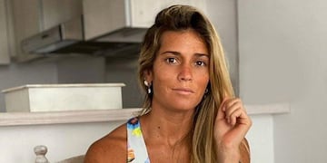 ¿Palito para Alario? El look full bostera de Agustina Albertario en la Bombonera. (Foto: Instagram/agusalbertario)