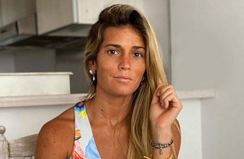 ¿Palito para Alario? El look full bostera de Agustina Albertario en la Bombonera