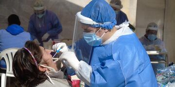 Los casos positivos siguen bajando en Córdoba, pero en el cierre de semana se mantienen por encima del millar.