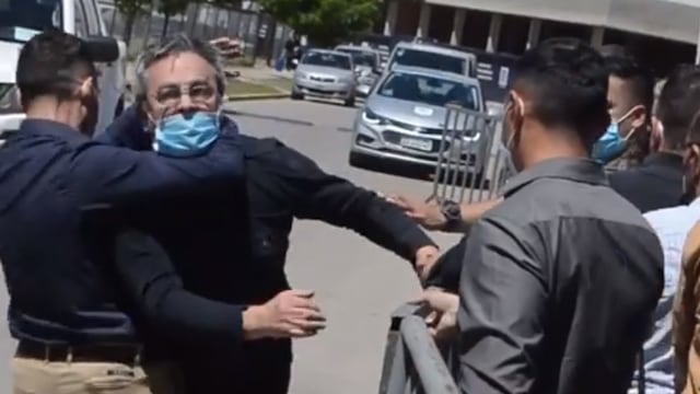 Custodios de Schiaretti toman por el cuello y derriban a un hombre que quería dejarle un mensaje al gobernador (Captura de video).