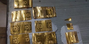 Las láminas de oro secuestradas por Gendarmería Nacional en un operativo en la que se detuvo al conductor de un vehículo que venía de CABA hacia San Rafael. Gentileza Gendarmería Nacional