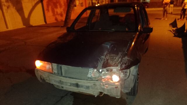 Un hombre alcoholizado chocó un auto estacionado