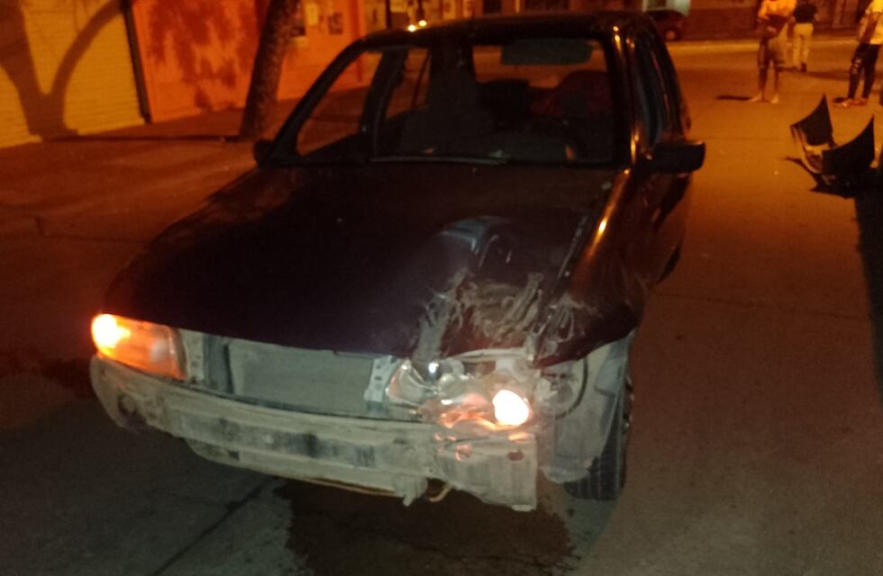 Venía alcoholizado y chocó una camioneta estacionada