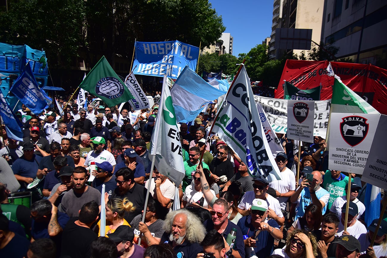 Protesta. Estatales de Córdoba marchan en rechazo al aumento de aportes para la Caja de Jubilaciones. Pedro Castillo  / La Voz