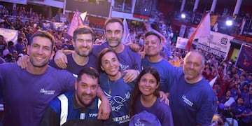 Atauche, Quintar y los candidatos de la lista violeta en Jujuy, con la concurrencia a sus espaldas en el cierre de campaña.