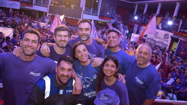 Atauche, Quintar y los candidatos de la lista violeta en Jujuy, con la concurrencia a sus espaldas en el cierre de campaña.