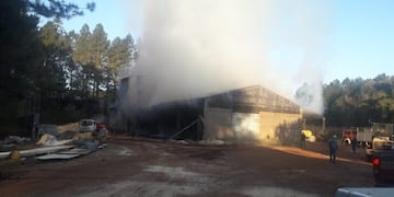 La empresa GP Energy en Capioví sufrió un voraz incendió que le causó graves daños.