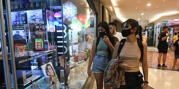 En San Juan no es obligatorio el uso de barbijos en los lugares cerrados, aunque pese a esto, hay locales comerciales que lo siguen exigiendo y es por eso que Defensa del Consumidor intervino para revertir el escenario.
