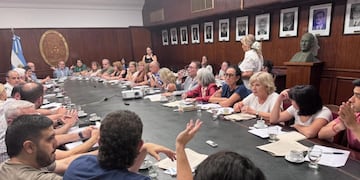 El rector condujo un encuentro donde se aprobaron concursos y se trató la actualización del Régimen Electoral en un contexto de amplio intercambio académico.