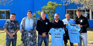 Los directivos del club peruano junto a Luis Fabián Artime y Mauro Óbolo, de Belgrano (Prensa Belgrano).