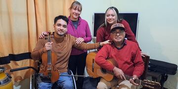Gabriel Figueroa y Ramón Figueroa junto a la familia en Santiago Temple