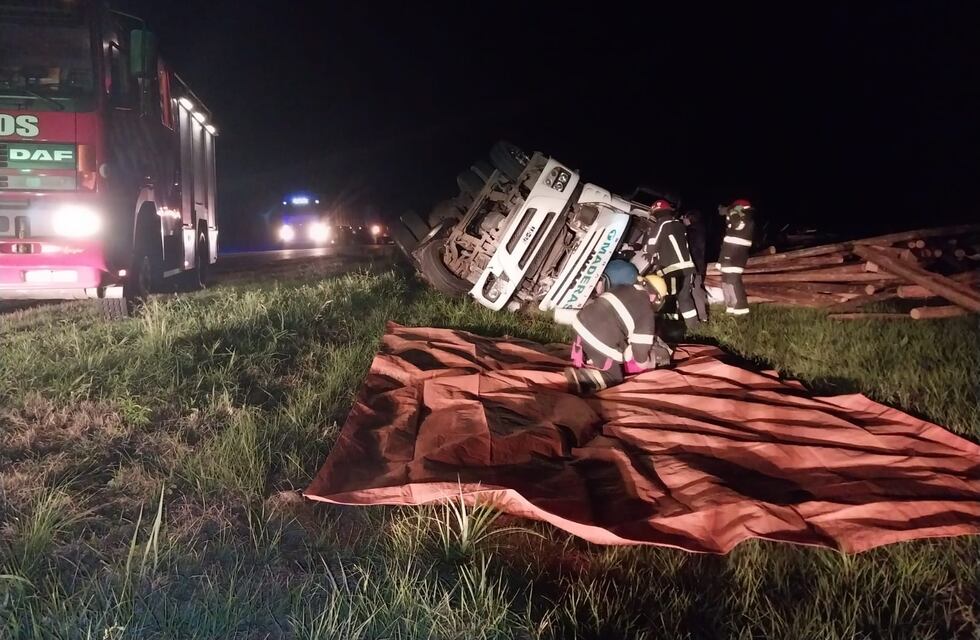 Devoto: accidente sobre ruta 19 con heridas de gravedad para el conductor de un camión