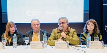 El gobernador Raúl Jalil encabezó este lunes una nueva jornada de trabajo de la Comisión Tripartita para la Igualdad de Oportunidades (CTIO) Litio, realizada en el Hotel Casino Catamarca, con la participación de funcionarios y empresarios de las provincias de Salta, Jujuy y la región.
“Participamos de una nueva y productiva jornada de la CTIO Litio, donde reafirmamos nuestro compromiso por una minería responsable, con empleo de calidad y más oportunidades para los catamarqueños”, expresó Jalil al término del encuentro.
El mandatario provincial valoró el espacio como una oportunidad para fortalecer la articulación entre el sector público y privado: “Fue un espacio de intercambio junto a empresarios y funcionarios de Salta, Jujuy y de toda la región, donde seguimos construyendo acuerdos para que el desarrollo minero continúe siendo motor de inclusión, formación y trabajo genuino”.
Durante la jornada se abordaron estrategias para garantizar buenas condiciones laborales, equidad de género y desarrollo sostenible en el marco de la expansión de la industria del litio, uno de los sectores más dinámicos del norte argentino.