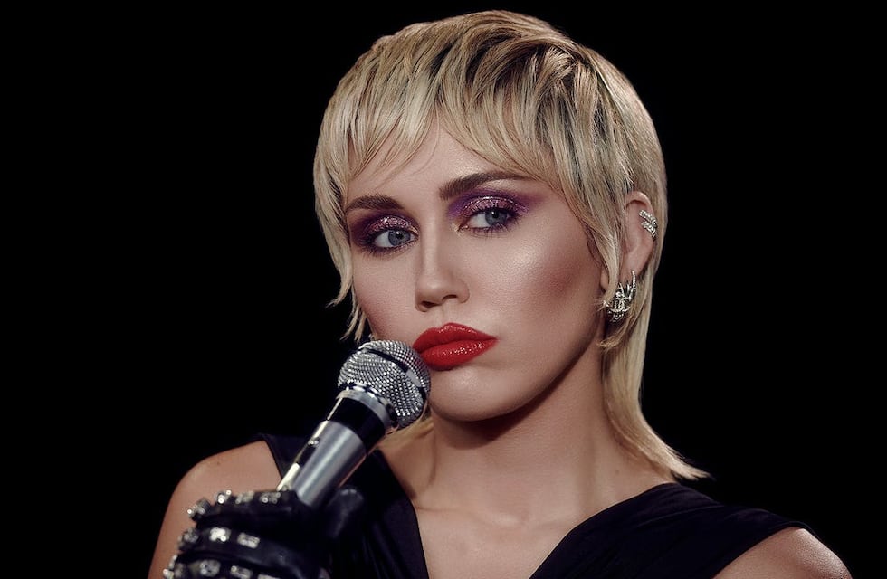 Miley Cyrus impactó en las redes al posar con un look total black y causó sensación entre sus fanáticos