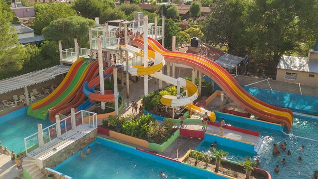 Muy cerca. Al parque se puede llegar caminando desde los dos destinos turísticos más fuertes de Traslasierra.