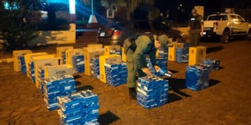 Abandonan contrabando de cigarrillos en Montecarlo.