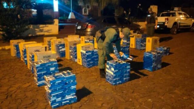 Abandonan contrabando de cigarrillos en Montecarlo.