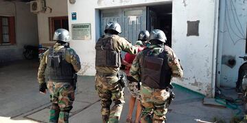 El momento en el que uno de los evadidos es regresado a su lugar de detención (Infopico)