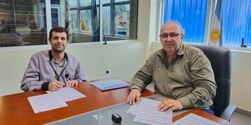 El presidente de Agua Potable de Jujuy, Juan Carlos García (derecha), recibió al representante de los vecinos de Las Cañadas, Enzo Fachini, para firmar el convenio.
