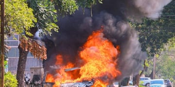 Un auto se incendió en el centro de Posadas: sospechan que fue una falla en el aire acondicionado