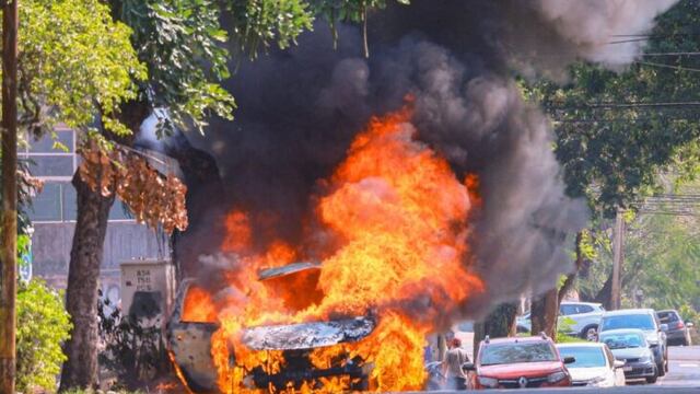 Un auto se incendió en el centro de Posadas: sospechan que fue una falla en el aire acondicionado