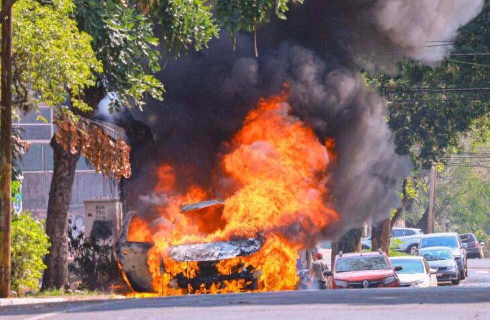Un auto se incendió en el centro de Posadas: sospechan que fue una falla en el aire acondicionado
