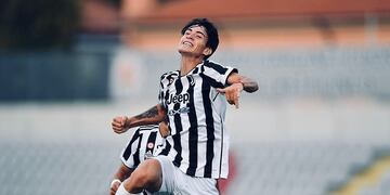 Inició en dos clubes marplatenses, pasó a Vélez y fue fichado por la Juve y ya jugó en el seleccionado argentino Sub 17. “No dimensionamos lo que está viviendo”, relató su familia.